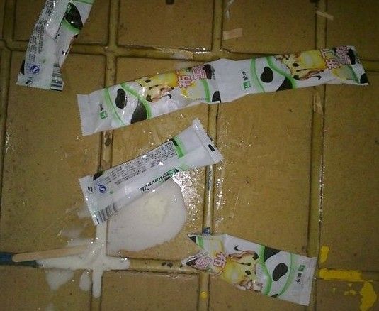 掉在地上的雪糕